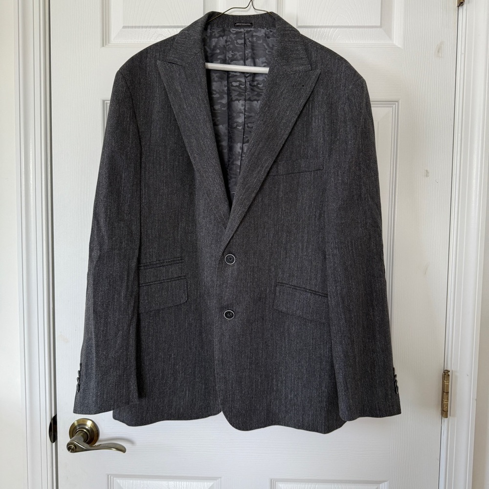 Gray Sport Coat with Notched Lapels and Structured Shoulders 44R